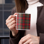 Kariert Clan Stewart Red Green Tartan Zweifarbige Tasse<br><div class="desc">Klassische Kaffee-Tasse mit dem beliebten karierten Muster des Clans Stewart Scottish. Dieses klassische karierte Muster macht diese heiße Schokoladentasse zu einem wertvollen Geschenk für jeden Kaffee- oder Teeliebhaber,  der selbst besondere Anlass oder Leckerei mag</div>