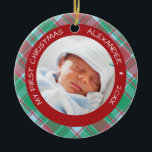 Kariert I Baby's First Christmas Foto Keramik Ornament<br><div class="desc">Dieses niedliche Weihnachtsbaumschmuck mit festlichem kariertem Hintergrund in Rot,  Grün und Blau bietet einen runden Rahmen für ein Foto Ihres neuen Babys. Mit dem benutzerdefinierten gebogenen Text können Sie den Namen und das Jahr des Babys hinzufügen.</div>