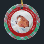 Kariert I Baby's First Christmas Foto Keramik Ornament<br><div class="desc">Dieses niedliche Weihnachtsbaumschmuck mit festlichem kariertem Hintergrund in Rot,  Grün und Blau bietet einen runden Rahmen für ein Foto Ihres neuen Babys. Mit dem benutzerdefinierten gebogenen Text können Sie den Namen und das Jahr des Babys hinzufügen.</div>