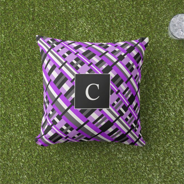 Kariert in Lila, schwarz-grauer Diagonalmonogramm Kissen Für Draußen (Golfball-Marker)