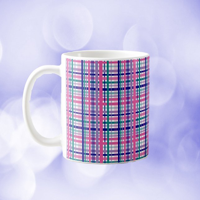 Kariert Lila Aquamarine Navy Blue Pink Kaffeetasse (A mug with a plaid pattern featuring pink, purple, teal and blue lines on a white background.)