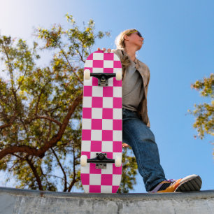 Karierte Quadrate Hot Pink Weiße Geometrische Retr Skateboard