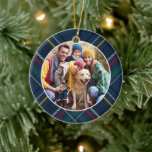 Karierte Rahmenfamilie Foto personalisiert Weihnac Keramik Ornament<br><div class="desc">Ein festlicher marineblauer karierter Rahmen ein Single Foto auf diesem klassischen Urlaubsstil. Auf der Rückseite finden Sie ein passendes karierte mit Platz für einen Familiennamen, die Veranstaltung oder einen anderen Text plus das Jahr. Dieses Foto Weihnachtsschmuck ist eine großartige Möglichkeit, um ein beliebtes Foto oder eine Veranstaltung aus dem Jahr...</div>