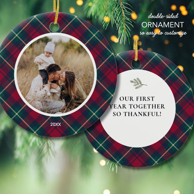 Karierte Rotfamilienspezifische Foto Weihnachtsbau Keramik Ornament (Von Creator hochgeladen)