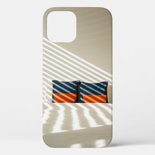 Karierte, schwarzweiße Textilien auf weißem Bett Case-Mate iPhone Hülle (Rückseite)