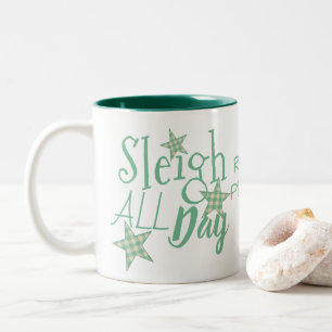 Karierter grüner Sahnestern-TypografieSleigh den Zweifarbige Tasse