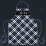 Karierter Personalisierter Urlaub in Navy Blue Wat Schürze<br><div class="desc">Festliche saisonale Schürze mit klassisch marineblau, schwarz und weiß karierter schottischer Tartan mit weißem Serif-Monogramm-Text, der mit einem Namen personalisiert werden kann. Ob Sie nun Weihnachts-Dinner kochen, Ferienkekse backen oder Geschirr machen, in dieser Ferienzeit werden Sie stilvoll aussehen!</div>