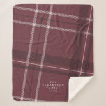 Karierter Urlaub personalisiert Sherpadecke<br><div class="desc">Dieses hübsche und klassische karierte bekommt eine moderne und stilvolle Drehung mit einer Neigung und großem Maßstab. Die Beerenfarbe ist sowohl festlich als auch klassisch. Arbeitet für die Ferien, aber auch ganzjährig. Mit dem personalisierten und etablierten Termin macht diese Decke ein großartiges Geschenk für Neuvermählte, aber auch für Jubiläen, Großeltern...</div>