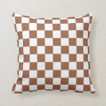 Kariertes Brown und Weiß Kissen<br><div class="desc">Abstrakte digitale Kunst der braunen und weißen Quadrate in einer checkered Bildung.</div>