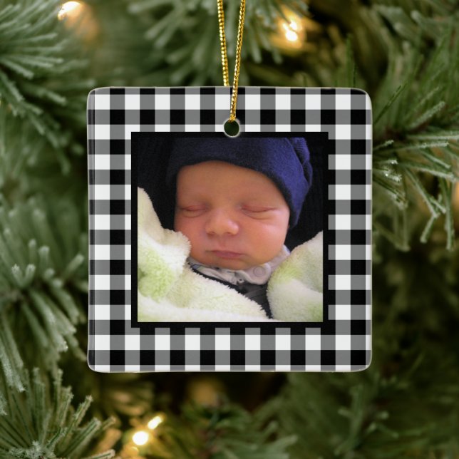 Kariertes Buffalo Baby's 1. Weihnachten Keramikornament (Baum)
