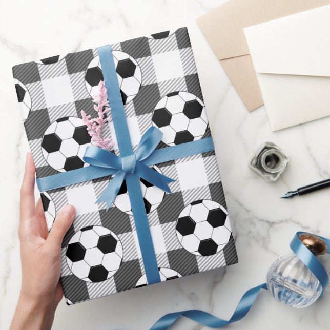 Kariertes Fußball-Muster in Schwarz-weiß und grau Geschenkpapier (Schenken)