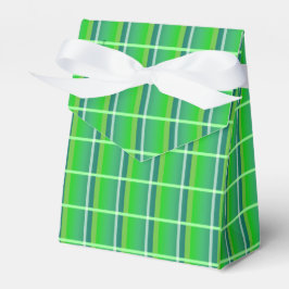 Kariertes Gastgeschenk für das Muster in der grüne Geschenkschachtel
