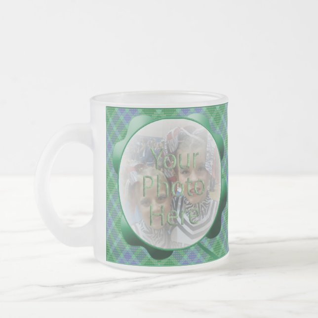 Kariertes grünes Tartan-Kleeblatt Maßgeschneiderte Mattglastasse (Links)