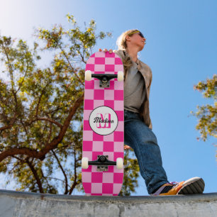 Kariertes helles heißrosa geometrisches Retro-Mono Skateboard