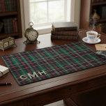Kariertes Monogramm aus rotem und schwarzem Tartan Schreibtischunterlage<br><div class="desc">Schützen Sie Ihren Desktop in personalisiertem Stil mit dieser karierten Schreibtischmatte. Mit einem klassischen, roten, grünen und schwarzen schottischen Tartan-Muster ist diese große Mousepad-Tischmatte das perfekte Zubehör für Ihr Zuhause-Büro oder Ihr Gaming-Setup. Die robuste, rutschfeste Gummisohle und die glatte Gewebeoberfläche sorgen für einen komfortablen und präzisen Arbeitsplatz für Maus und...</div>