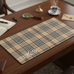 Kariertes Monogramm für rustikales Tan Weiß und Sc Schreibtischunterlage<br><div class="desc">Schützen Sie Ihren Desktop in personalisiertem Stil mit dieser karierten Schreibtischmatte. Mit einem klassisch-braunen Kamel-, Weiß- und Schwarz-Schottenmuster ist diese große Mousepad-Schreibtischmatte das perfekte Zubehör für Ihr Zuhause-Büro oder Ihr Gaming-Setup. Die robuste, rutschfeste Gummisohle und die glatte Gewebeoberfläche sorgen für einen komfortablen und präzisen Arbeitsplatz für Maus und Tastatur, während...</div>