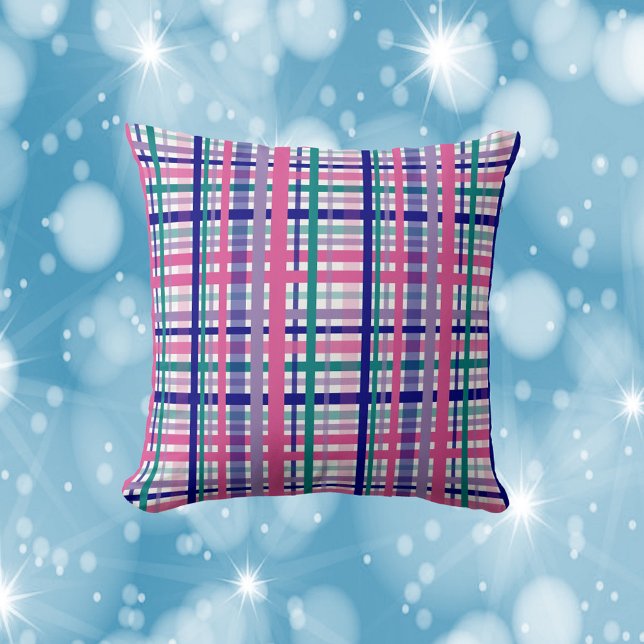 Kariertes Muster Aquamarin Lila Navy Blue Berry Pi Kissen (A throw pillow with a purple, teal, pink and blue plaid pattern.)