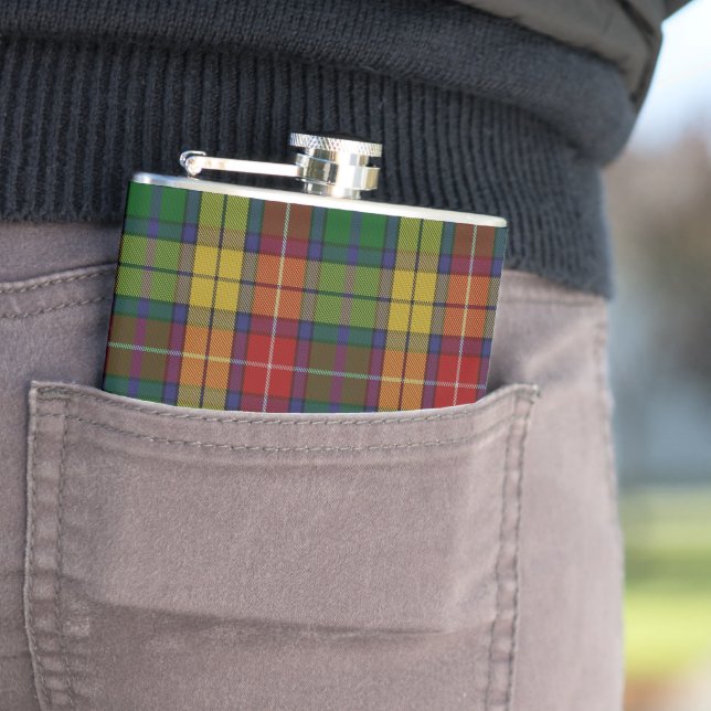 Kariertes Muster des Buchanan Clan Tartan Flachmann (Beispiel)