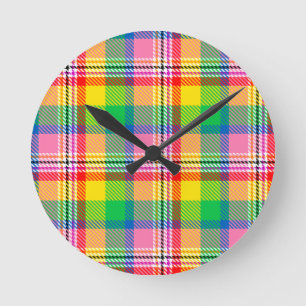 Kariertes rosa Gelbtartan-Design Runde Wanduhr