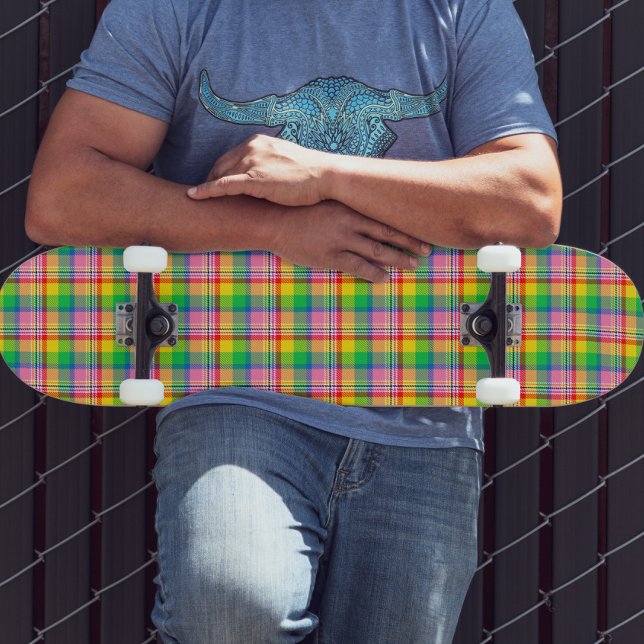 Kariertes rosa Gelbtartan-Design Skateboard (Von Creator hochgeladen)
