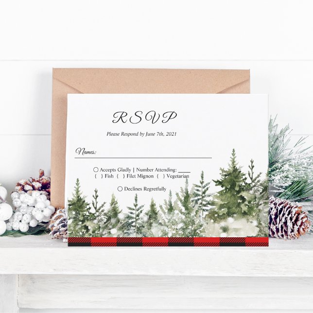 Kariertes Rotes Buffalo mit grünem Kiefernwald Einladungspostkarte (Von Creator hochgeladen)