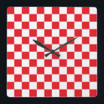 Kariertes Rotes und weiß Quadratische Wanduhr<br><div class="desc">Abstrakte digitale Kunst der roten und weißen Quadrate in einer checkered Bildung.</div>