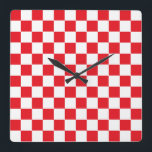 Kariertes Rotes und weiß Quadratische Wanduhr<br><div class="desc">Abstrakte digitale Kunst der roten und weißen Quadrate in einer checkered Bildung.</div>