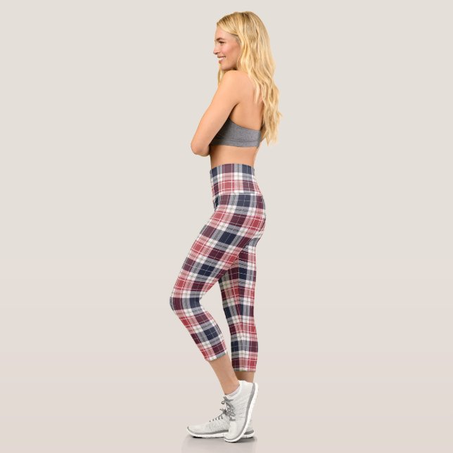 Kariertes rustikales Muster aus rotem und blauem T Capri Leggings (Links)