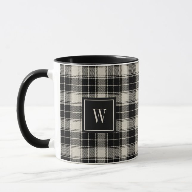 Kariertes Schwarz-Weiß-Muster mit Monogramm Tasse (Links)