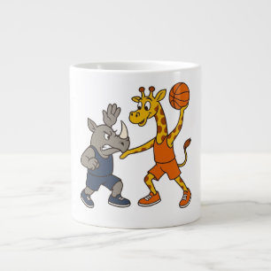 Karikatur-Giraffe und Nashorn beim Basketballspiel Jumbo-Tasse