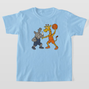 Karikatur-Giraffe und Nashorn beim Basketballspiel T-Shirt