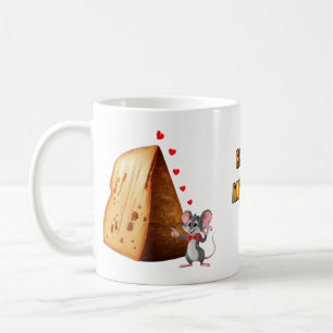 Karikaturmaus verliebt sich in einen Käse auf eine Kaffeetasse