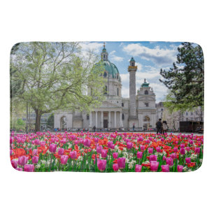 Karlskirche im Frühjahr in Wien, Österreich Badematte