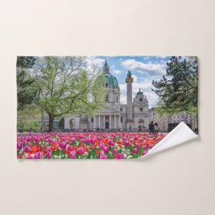 Karlskirche im Frühjahr in Wien, Österreich Badhandtuch Set