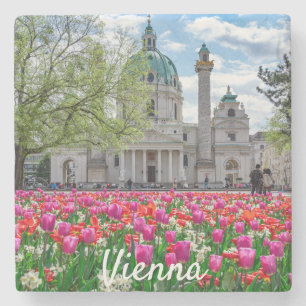Karlskirche im Frühjahr in Wien, Österreich Steinuntersetzer