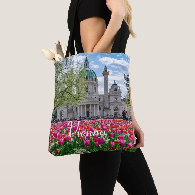 Karlskirche im Frühjahr in Wien, Österreich Tasche (Von Nahem)