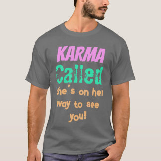 Karma Called She ist auf dem Weg dich zu sehen! T-Shirt