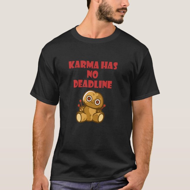 Karma hat keine Frist für den Voodoo Doll Witchcra T-Shirt (Vorderseite)
