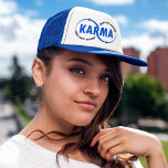 Karma - Was umher geht, kommt zurück (v2) Truckerkappe<br><div class="desc">Karma - Was um sich herum geht, kommt zurück (v2) Truckerhut. Das künstlerische Design zeigt das Wort "KARMA" in zwei unendlichen Kreisen mit "WAS GEHT UM" und "KOMMT RUND UM" gebogen, um Teile der Kreise zu bilden. Die beiden Farben können durch das Editieren des Designs nach Ihren Wünschen geändert werden....</div>