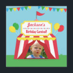 Karneval Kindergeburtstag Party Foto Einladung<br><div class="desc">Kinder werden begeistert sein, diese fröhliche und fröhliche Geburtstagsfeier mit einem rot-weißen Karnevalzelt mit vielen farbenfrohen bunten Fahnen und Ballons zu empfangen. Das Zelt verfügt über ein Sternenschild mit dem Namen des Geburtstagskinders und einen flüchtige Blick ins Zelt mit Platz für die Personalisierung des Fotos des Geburtstagskinder! Um das Foto...</div>