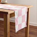 Karo Baby Pink und White Checkerboard Muster Kurzer Tischläufer<br><div class="desc">Prüfmuster - Hellrosa und weiße Schachbrett.</div>