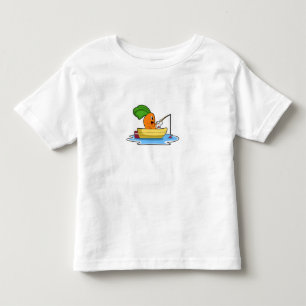 Karotte im Boot beim Angeln mit Angelstange Kleinkind T-shirt