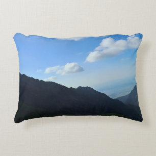Karpaten-Blauhimmel-Gipfel – Rumänien Bergkunst Dekokissen