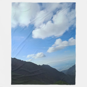 Karpaten-Blauhimmel-Gipfel – Rumänien Bergkunst Fleecedecke