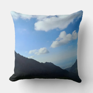 Karpaten-Blauhimmel-Gipfel – Rumänien Bergkunst Kissen