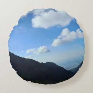 Karpatenhimmel Blau Gipfel – Rumänien Bergkunst Rundes Kissen