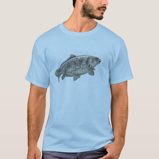 Karpfen, der völlig eingestuftes T-Shirt fischt (Vorderseite)