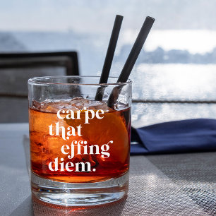 Karpfen, die sich abspielen whiskyglas