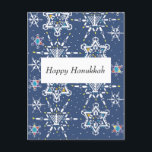Karte Chanukkas Starflake<br><div class="desc">Dieser Entwurf zeigt ein Muster, das von den Schneeflocken in Form der Davidssterne Gemacht wird. Die größeren schließen Chanukka-Motive wie dreidels, Chanukka-Lampen und Kerzen ein. Die Schneeflockeentwürfe integrieren Chanukka-Motive in sechs-spitze Schneeflockeformen, in Set gegen einen Nachtzeithimmel mit kleineren Schneeflocken und in fallenden Schnee. Das Muster stellt die Winterjahreszeit dar, während...</div>