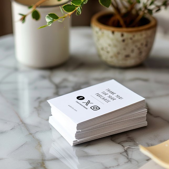 Karte für soziale Medien, schwarz und weiß (Modern black business cards, a simple black logo that says "Business name" and social media icons)